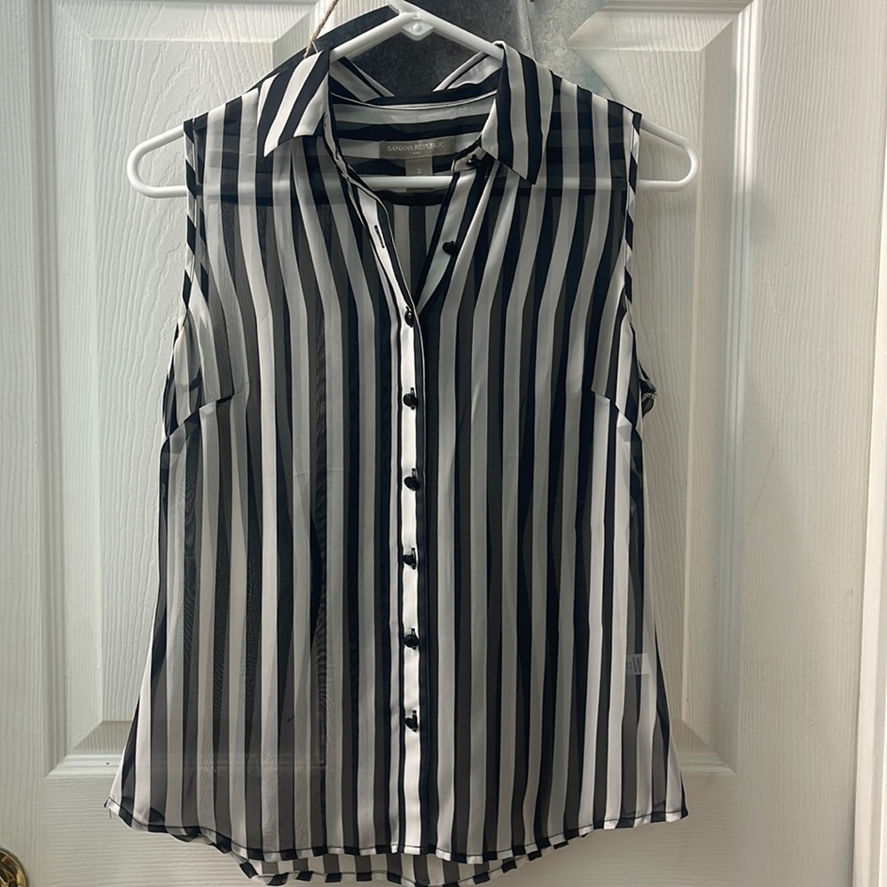 Banana Republic black and white button down top